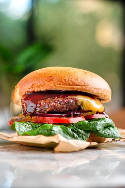 Doppio cheeseburger con un sacco di salse vista ravvicinata