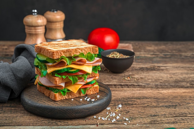 Doppio club sandwich con toast alla griglia prosciutto formaggio e verdure fresche