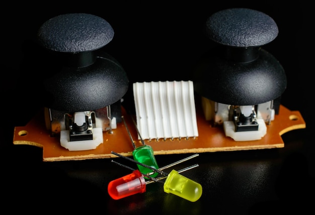 Doppio joystick su sfondo nero con diodi colorati. Foto macro. Immagine di sfondo.