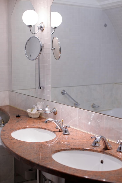 Doppio lavabo con vintage in bagno