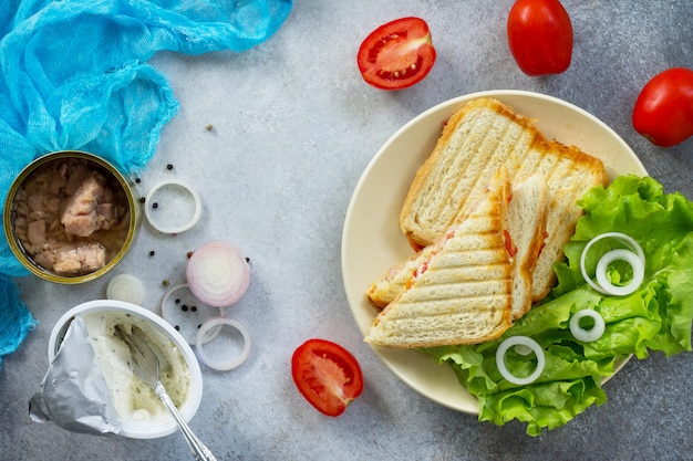 Doppio panino tostato con tonno