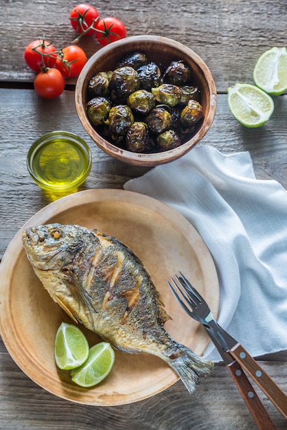 Dorade Royale Fish alla griglia con verdure fresche e al forno