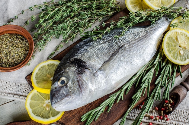 Dorado al limone Erbe e spezie Un pesce in cucina Tagliere Timo e rosmarino Un misto di peperoni