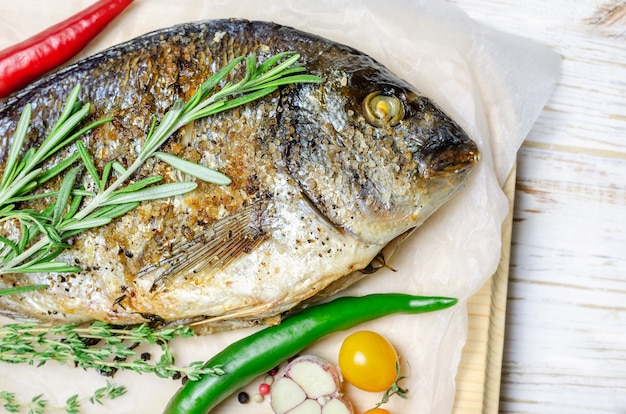 Dorado alla griglia con erbe e peperoncino