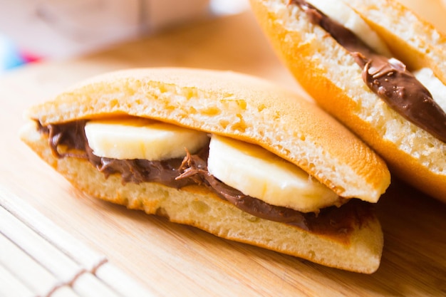 Dorayaki è un tipo di dolce giapponese che consiste in due torte di forma rotonda ripiene di ingredienti