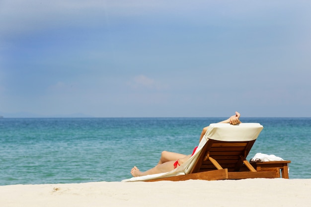 Dormire sulla spiaggia silenziosa