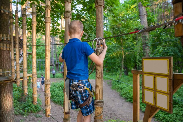 Dotazioni di sicurezza nel parco avventura forestale l'utilizzo di attrezzatura per alpinismo cintura moschettone...