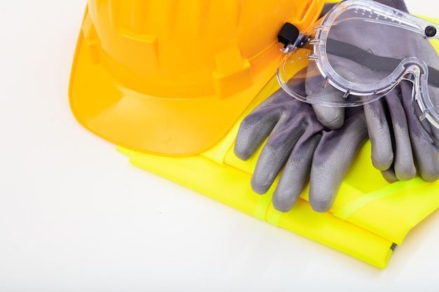 Dotazioni di sicurezza su sfondo bianco
