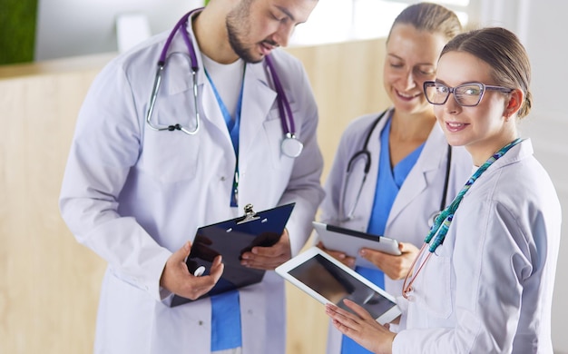 Dottore che mostra qualcosa nel suo tablet al suo team medico