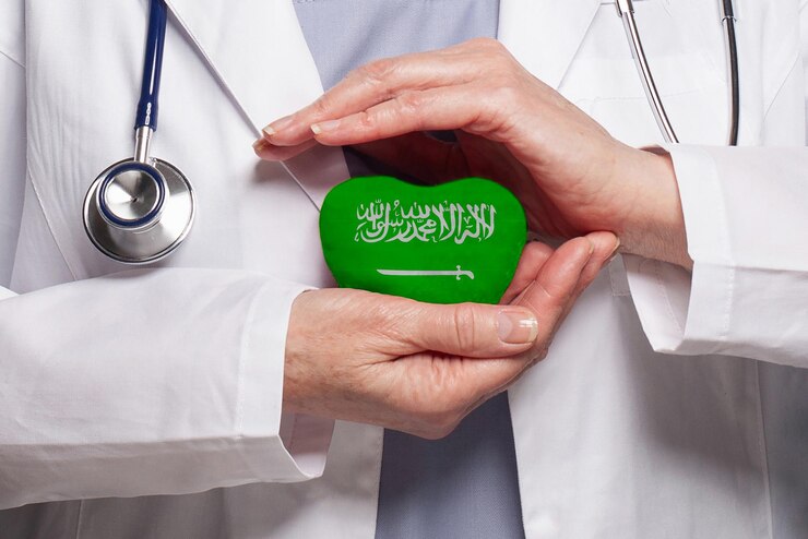 Foto dottore con un cuore con la bandiera dell'arabia saudita sullo sfondo