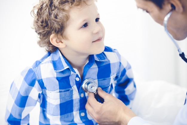Dottore e bambino paziente. Il medico che esamina il ragazzino. Visita medica regolare in clinica. Concetto di medicina e assistenza sanitaria.