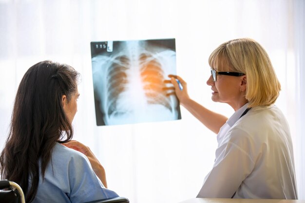 Dottore e paziente in ospedale