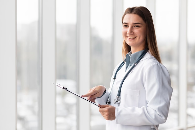 Dottore felice di essere in ospedale