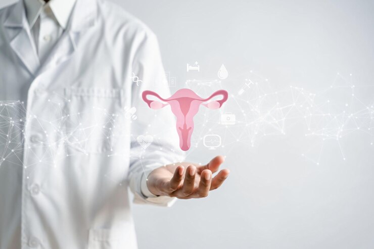 Dottore in cappotto bianco che tiene in mano un utero virtuale sistema riproduttivo salute della donna PCOS ovario ginecologico e cancro della cervice concetto femminile sano