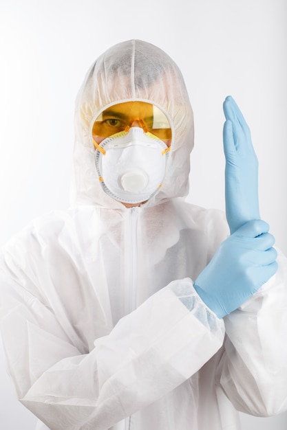 Dottore in tuta anti-epidemia tenere le mani nei guanti