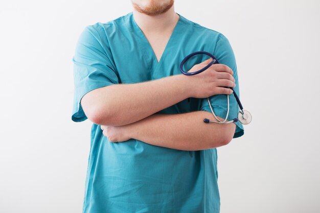 Dottore in uniforme blu con lo stetoscopio