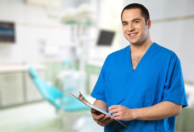 Dottore in uniforme blu nello studio del dentista