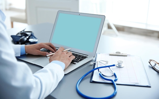 Dottore maschio al lavoro nell'ufficio della clinica
