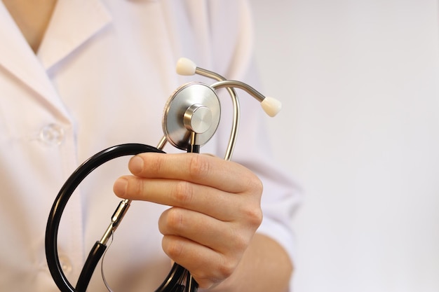 Dottore o infermiere con lo stetoscopio in mano Concetto di medicina e salute Pediatra