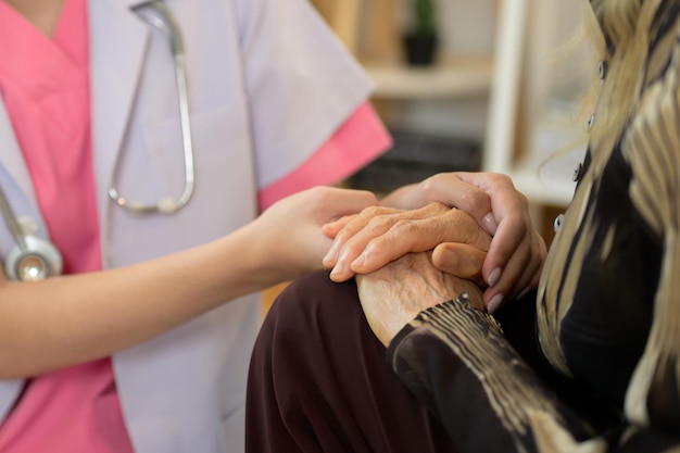 Dottore professionista che spiega la prescrizione a un paziente anziano in visita a casa