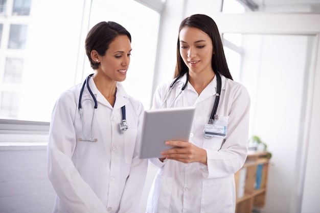 Dottore tablet e donne con ospedale di ricerca e tecnologia in una clinica con assistenza sanitaria e benessere Lavoro di laboratorio e articolo online con personale medico professionista e medico lavoratore in un lavoro