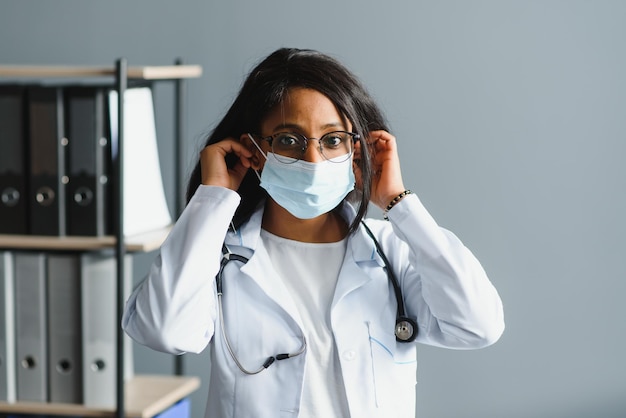 Dottoressa africana in maschera facciale protettiva