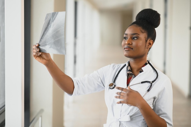 Dottoressa afroamericana nel corridoio dell'ospedale