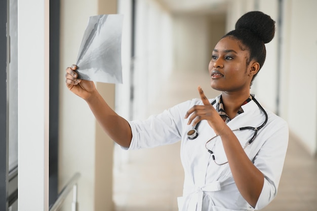 Dottoressa afroamericana nel corridoio dell'ospedale