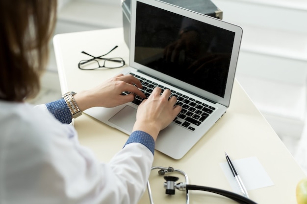 Dottoressa al lavoro nell'ufficio della clinica