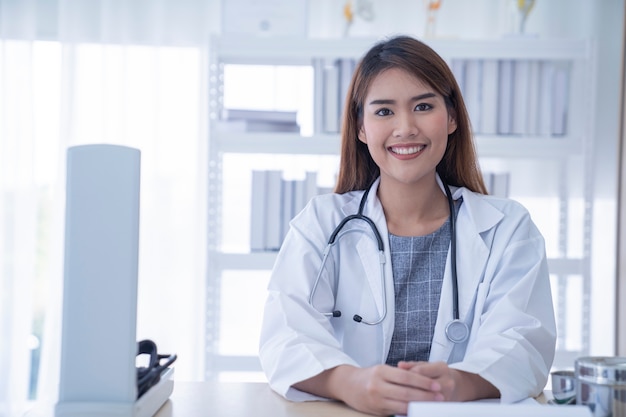 dottoressa asiatica in ospedale