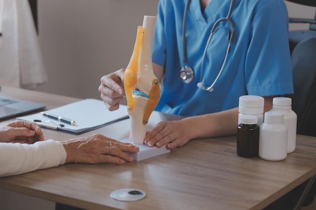 Dottoressa asiatica visita la paziente per diagnosticare e controllare la salute a casa o in un ospedale privato La paziente spiega il problema di salute e i sintomi al medico Servizio di assistenza sanitaria premium a casa