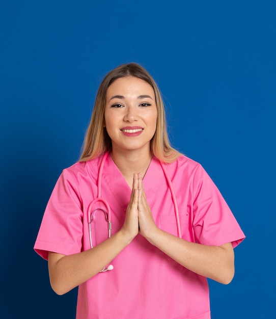 Dottoressa bionda con divisa rosa