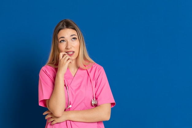 Dottoressa bionda con divisa rosa