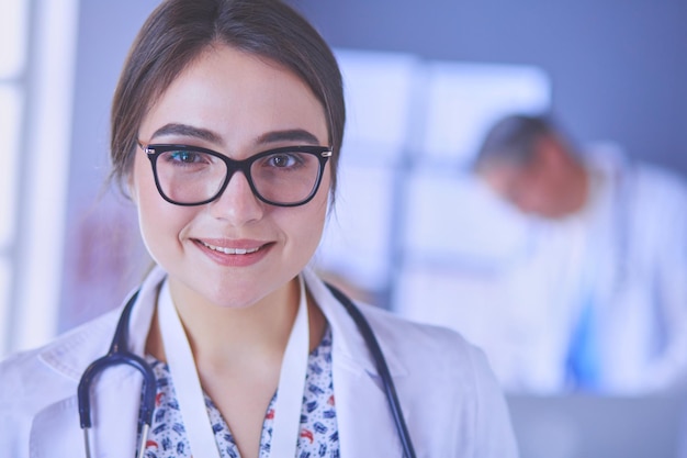 Dottoressa che utilizza computer tablet nella hall dell'ospedale