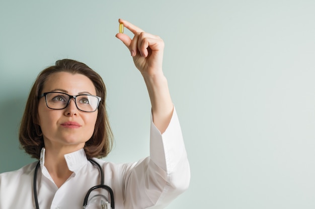 Dottoressa con capsula vitaminica.