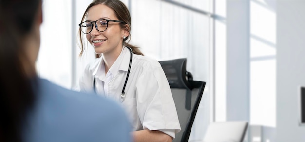 Dottoressa con il computer tablet pc che parla con la paziente sorridente della donna al concetto medico e sanitario di medicina ospedaliera