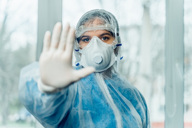 Dottoressa in tuta protettiva contro la malattia