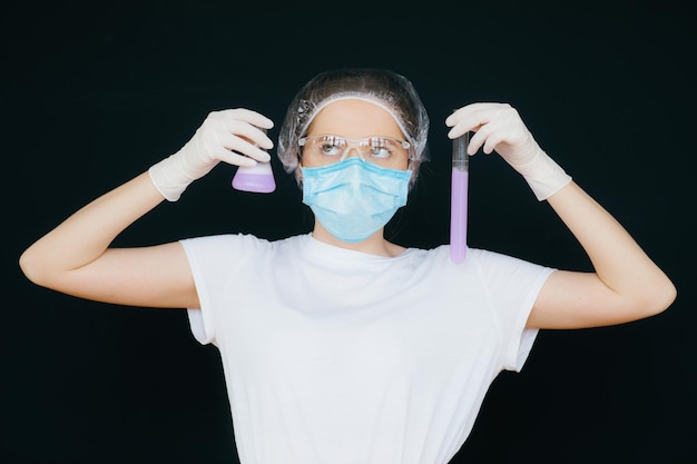 Dottoressa in tute e maschere protettive