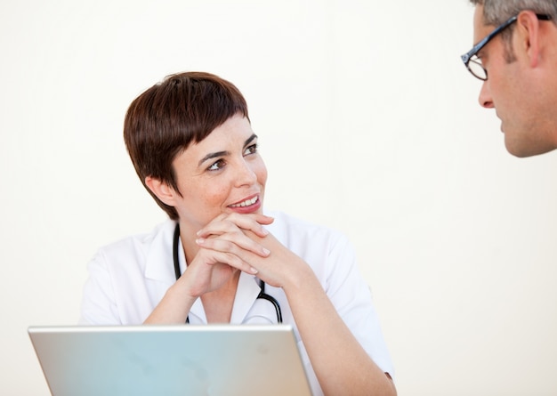 Dottoressa in un ospedale