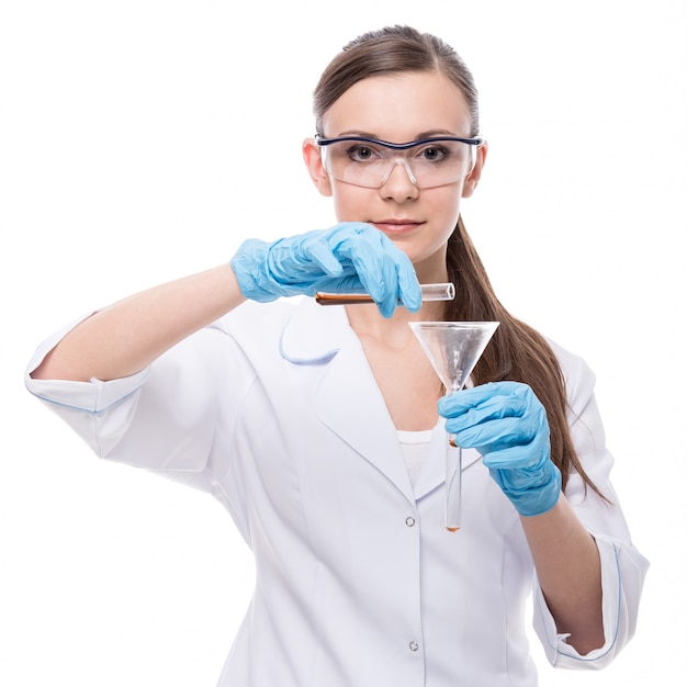 Dottoressa in uniforme bianca sta tenendo le boccette.