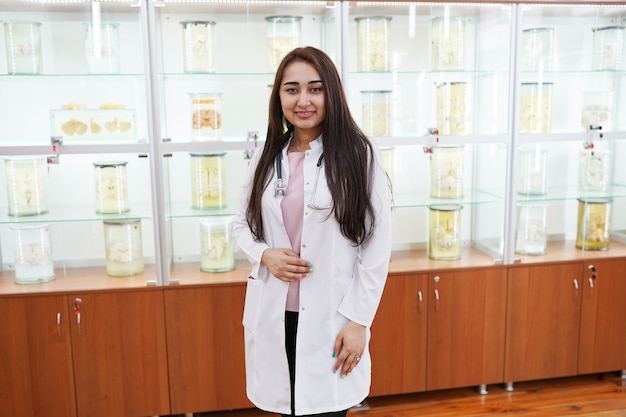 Dottoressa nel laboratorio di anatomia