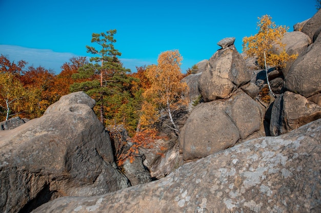 Dovbush rocce pietra miliare stagione autunnale