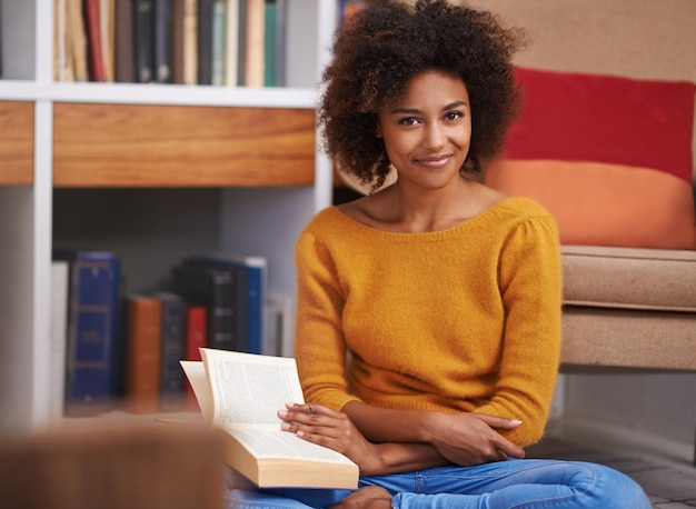 Dovresti leggere questo libro Ritratto di una giovane donna attraente che legge un libro