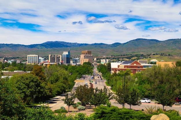 Downtown Boise Idaho con Capitol Blvd che conduce all'Idaho State Capitol