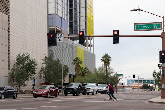 Downtown Phoenix con un giovane che pattina per strada