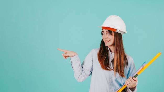 Draftswoman sorridente che indica a sinistra