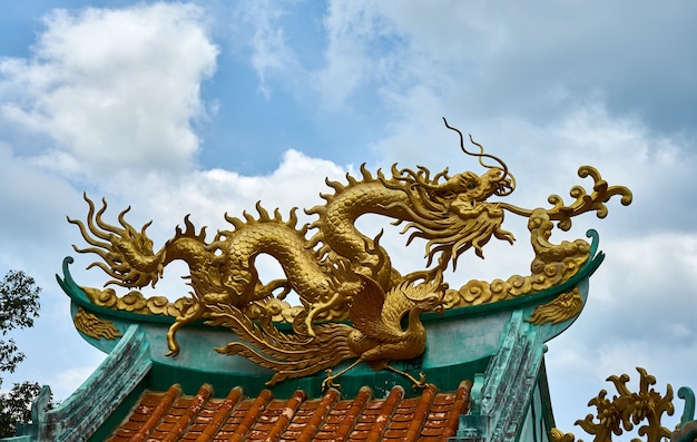 Drago d'oro su un baldacchino. Tempio cinese. Koh Phangan