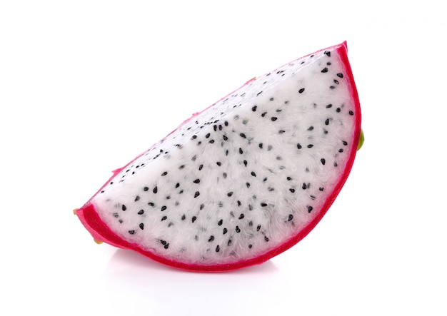 Dragon Fruit affettato isolato