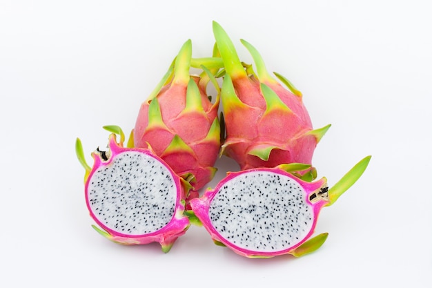 Dragon Fruit isolato su sfondo bianco.