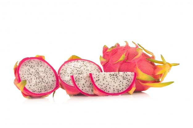 Dragon Fruit isolato su sfondo bianco